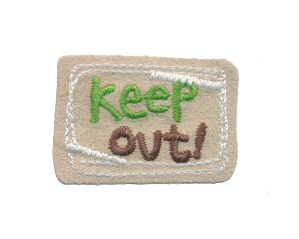 Applikation ÖKOLABEL, Schriftzug Keep out auf Leder, natur-grün