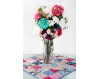 Feiner Popeline-Patchworkstoff "Floressence" mit Sommerblumen, aprikot-gelb-rosa