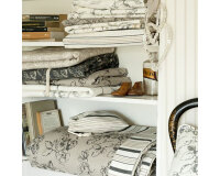 Englischer Leinen-Dekostoff Clarke & Clarke PROVENCE, Ornamentblüten mit Papageien, natur-schwarz