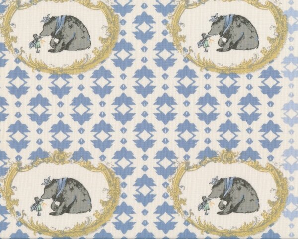 Patchworkstoff RIDDLES AND RHYMES, Medaillon mit Bär, helles taubenblau