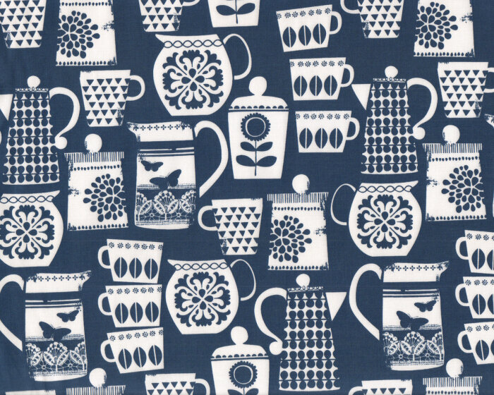 Patchworkstoff PUT LID ON IT mit Tassen, Krügen und Kannen mit feinem Dekor, dunkelblau-weiß