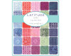 Batik-Patchworkstoff LATITUDE BATIKS, Blüten-Fliesen-Muster, taubenblau-gebrochenes weiß, Moda Fabrics