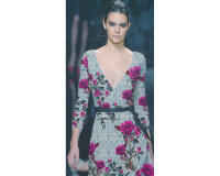 Italienischer Designer Seidenstoff, Crepe de Chine MON CHER, Rosen auf Spitze, rot-dunkles moosgrün