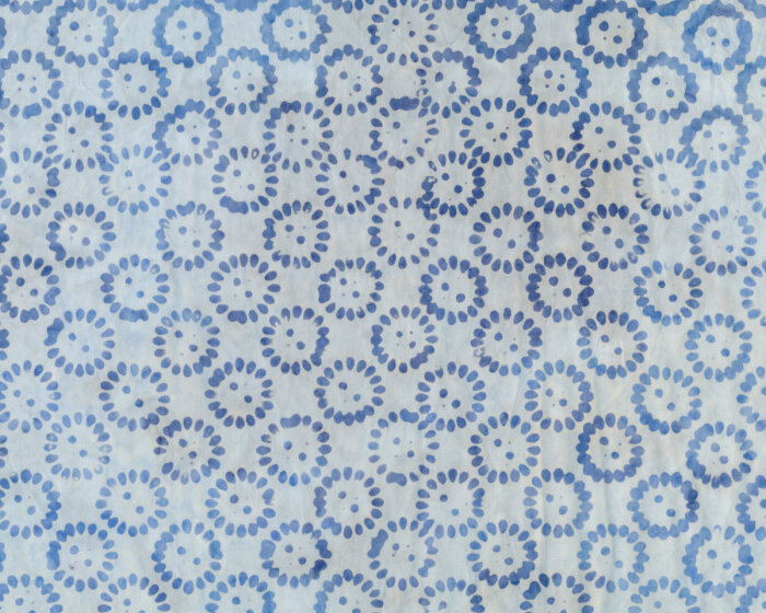 Batik-Patchworkstoff LATITUDE BATIKS, Blüten-Stempel, hellblau-taubenblau, Moda Fabrics