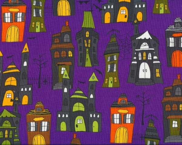 Patchworkstoff "Eerie Alley" mit verwunschenen Häusern und kleinen Burgen, lila-maisgelb-dunkelgrau