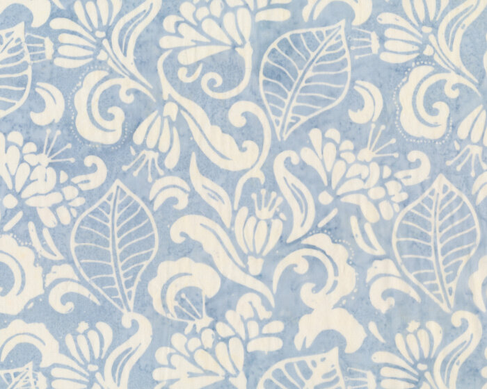 Batik-Patchworkstoff LATITUDE BATIKS, Blüten und Blätter, helles taubenblau-gebrochenes weiß, Moda Fabrics