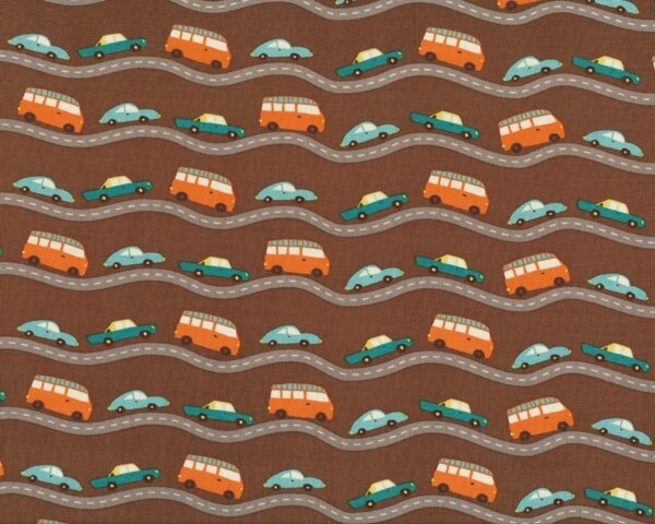Patchworkstoff "Über Berg und Tal" mit kleinen Autos und Bussen, braun-orange