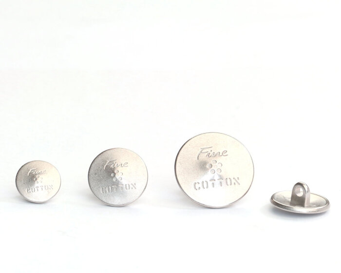 Jeansknopf FINE COTTON, geprägter Schriftzug, silber 15 mm