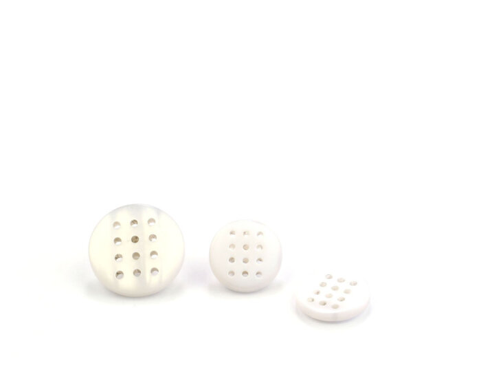 Bestickbarer Kunststoffknopf KREUZSTICH, perlweiß, Union Knopf 18 mm