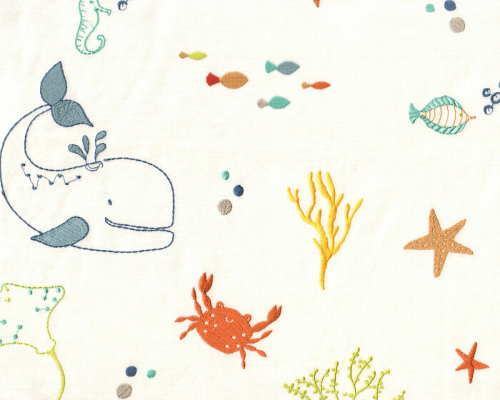 Dekostoff mit Stickerei BIG ADVENTURE, Unterwasser-Welt, Clarke & Clarke